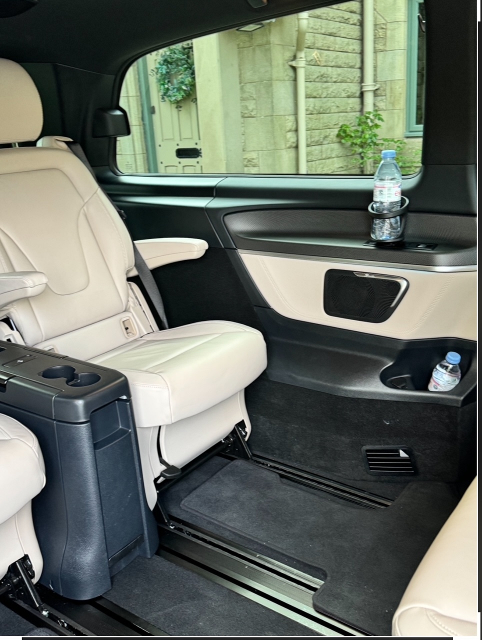 xclusives chauffeurs image.